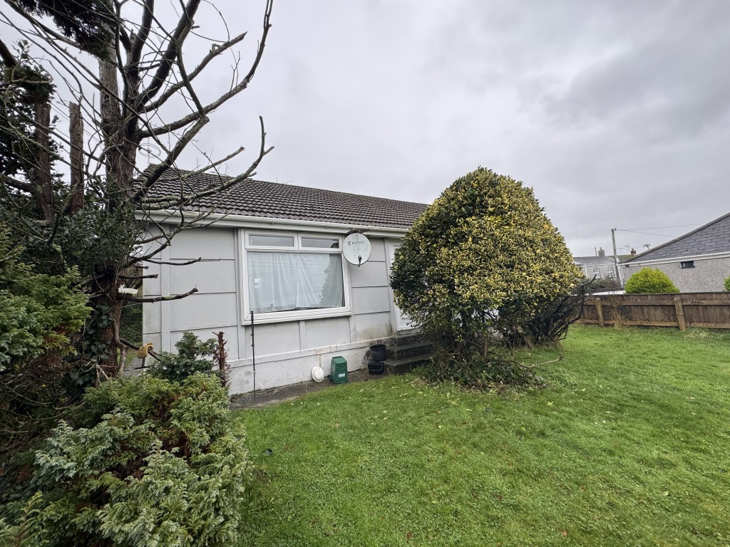 Lot: 117 - DETACHED BUNGALOW ON GENEROUS PLOT - External front view